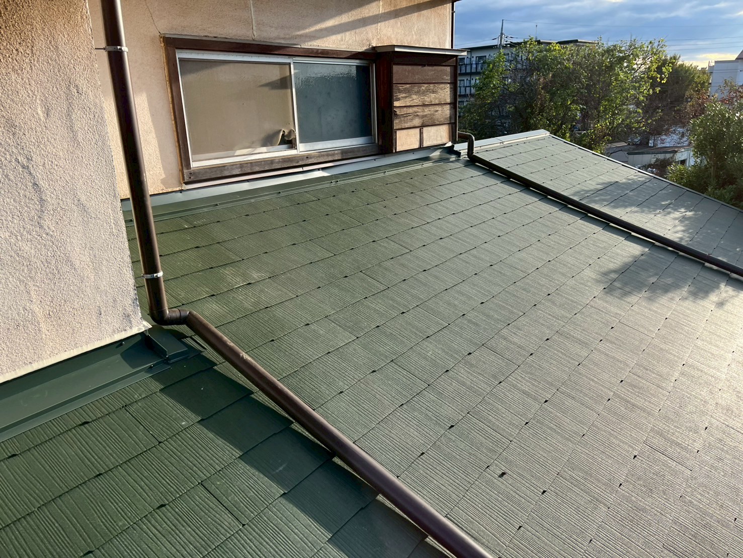 つくば市　葺き替え完成後の屋根全景（広角）